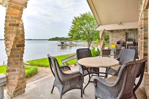 Cedar Creek Lake House With Private Hot Tub!