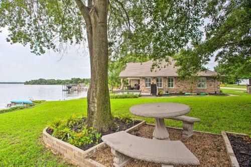 Cedar Creek Lake House With Private Hot Tub!