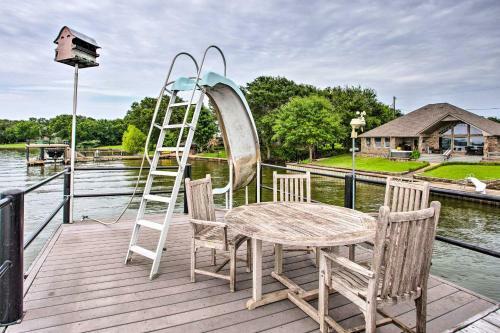 Cedar Creek Lake House With Private Hot Tub!