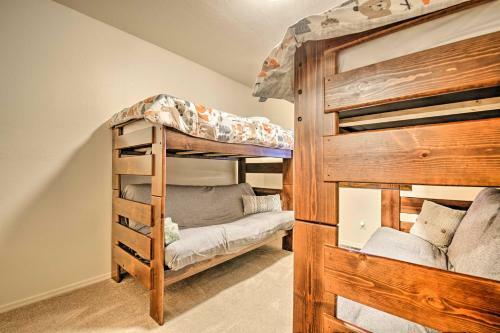 Spacious Pinetop Cabin With Deck And Gas Grill!