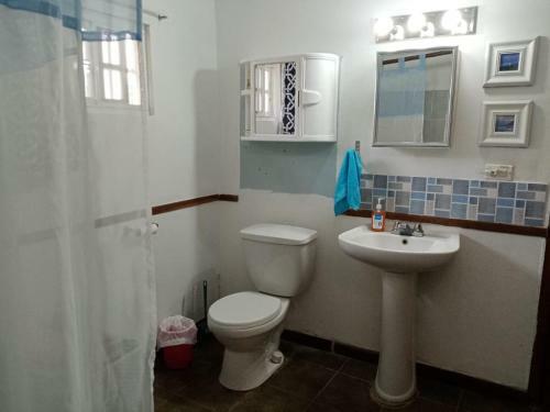 Adorable Pedasi 2 Bdrm Fenced Home; Walk To Square