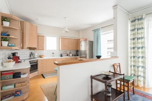 Comfortable Spacious Apartment At Central Position / Fil27
