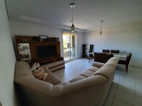 Quarto Com Cama De Casal Ao Lado Da �pera De Arame