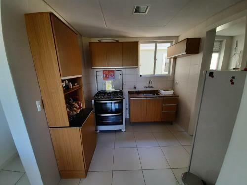 Quarto Com Cama De Casal Ao Lado Da �pera De Arame
