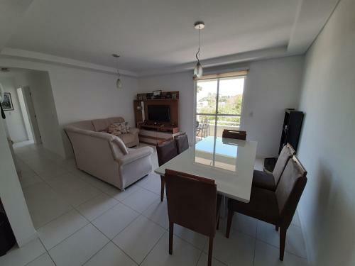Quarto Com Cama De Casal Ao Lado Da �pera De Arame
