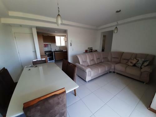 Quarto Com Cama De Casal Ao Lado Da �pera De Arame