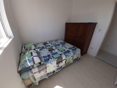 Quarto Com Cama De Casal Ao Lado Da �pera De Arame