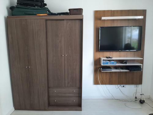 Quarto Com Cama De Casal Ao Lado Da �pera De Arame
