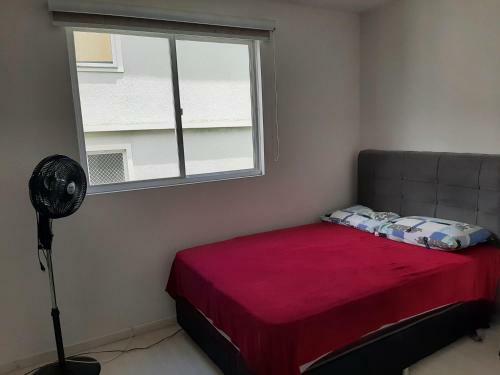 Quarto Com Cama De Casal Ao Lado Da �pera De Arame