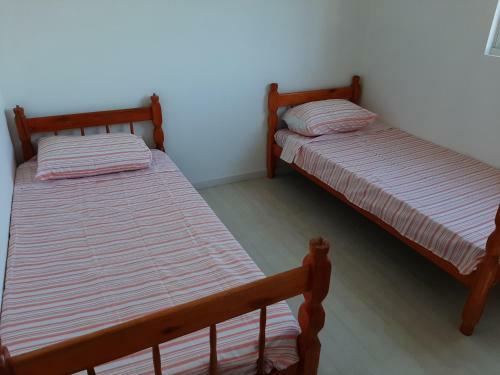 Quarto Com Cama De Casal Ao Lado Da �pera De Arame