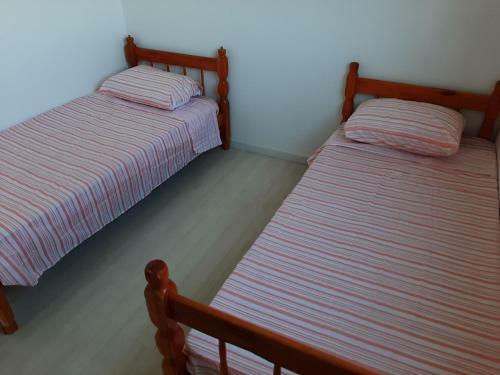 Quarto Com Cama De Casal Ao Lado Da �pera De Arame