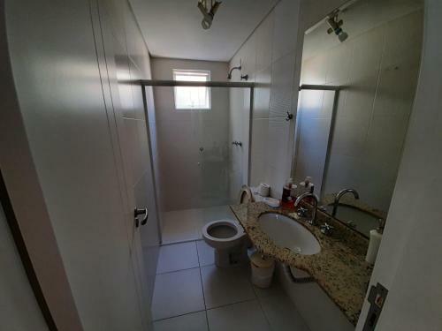 Quarto Com Cama De Casal Ao Lado Da �pera De Arame