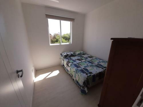 Quarto Com Cama De Casal Ao Lado Da �pera De Arame