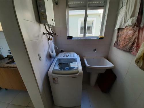 Quarto Com Cama De Casal Ao Lado Da �pera De Arame
