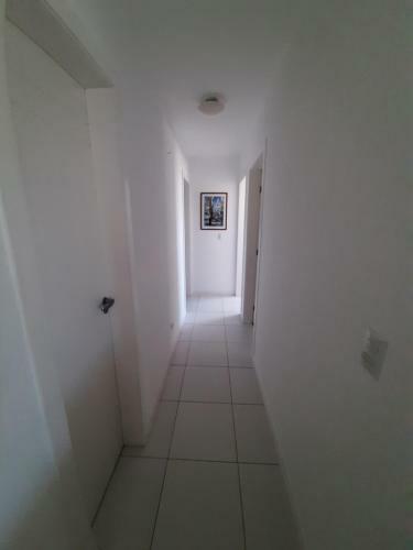 Quarto Com Cama De Casal Ao Lado Da �pera De Arame