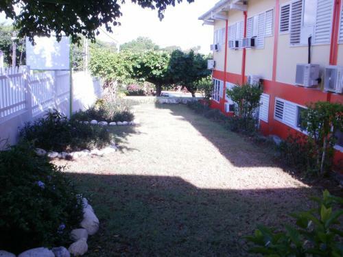 Pineapple Court Hotel