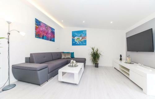 Villa Leona Villa In Kastel Luksic, Playground & Pool