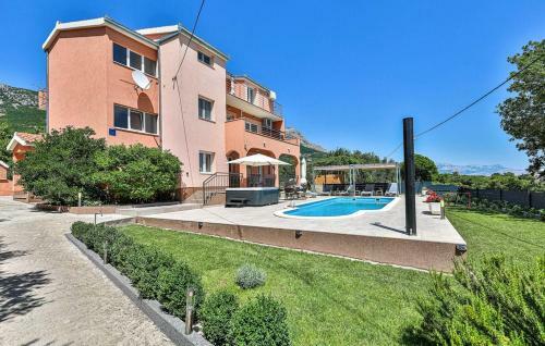 Villa Leona Villa In Kastel Luksic, Playground & Pool