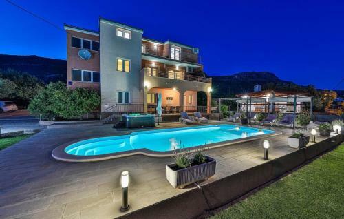 Villa Leona Villa In Kastel Luksic, Playground & Pool