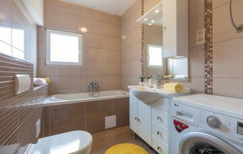Villa Leona Villa In Kastel Luksic, Playground & Pool