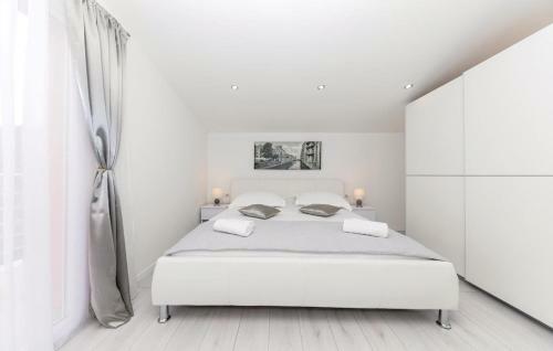 Villa Leona Villa In Kastel Luksic, Playground & Pool