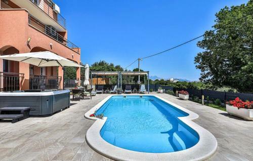 Villa Leona Villa In Kastel Luksic, Playground & Pool