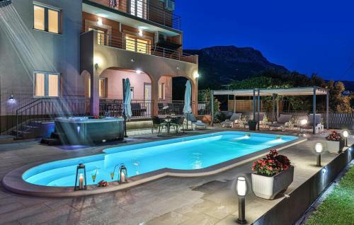 Villa Leona Villa In Kastel Luksic, Playground & Pool