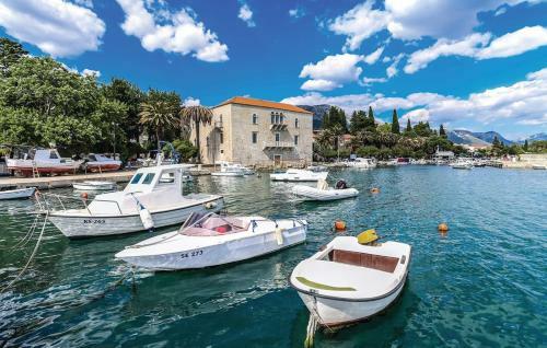 Villa Leona Villa In Kastel Luksic, Playground & Pool