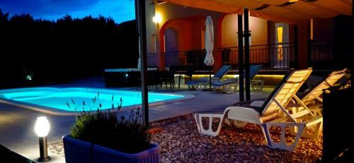 Villa Leona Villa In Kastel Luksic, Playground & Pool