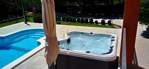 Villa Leona Villa In Kastel Luksic, Playground & Pool
