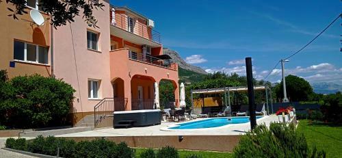Villa Leona Villa In Kastel Luksic, Playground & Pool