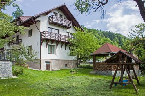Hostal I Love Bran House
