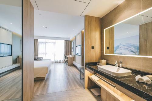 Atour Hotel Haining Leather City South Gate