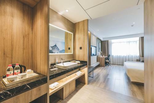 Atour Hotel Haining Leather City South Gate