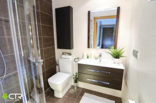 New Downtown Apartment- Great Connections