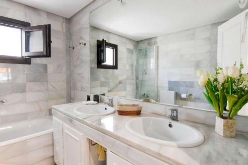 Apartamento Central Large 2 Bdrms Sunlit Retreat, Terrazas De Banus Big Terrace