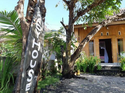 Hostal Medewi Shady House