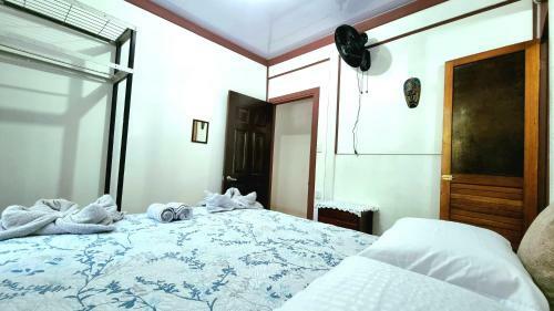 Hostal Wildlife Art House