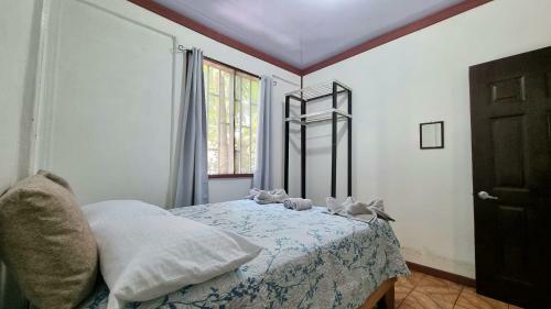 Hostal Wildlife Art House