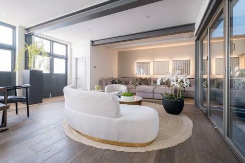 Luxury Unique Interior Designed Hot Tub Parking