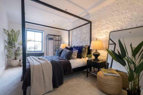 Luxury Unique Interior Designed Hot Tub Parking