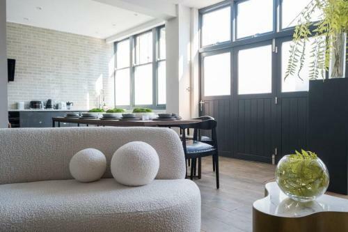 Luxury Unique Interior Designed Hot Tub Parking
