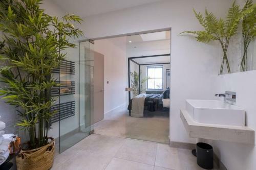 Luxury Unique Interior Designed Hot Tub Parking