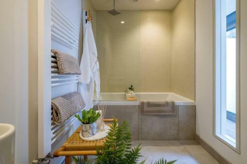 Luxury Unique Interior Designed Hot Tub Parking