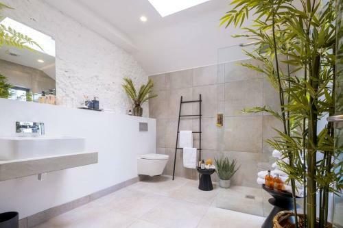 Luxury Unique Interior Designed Hot Tub Parking