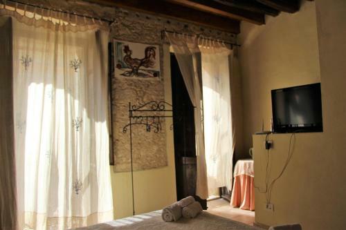Hostal Sant Efisio Host