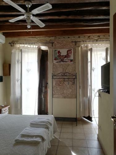 Hostal Sant Efisio Host