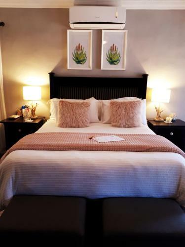 Hostal The Village Inn