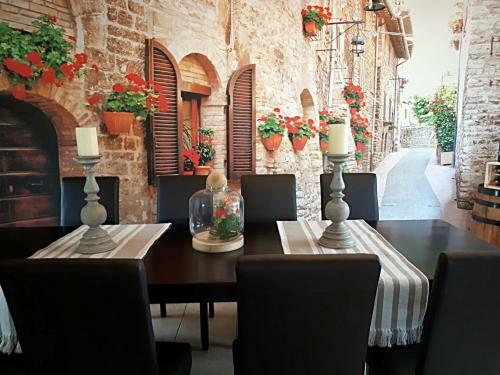 Hostal The Village Inn
