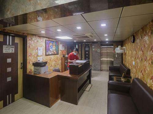 Oyo 84923 Hotel Crown Inn